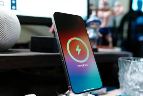 嘉黎苹果15换屏服务分享用什么充电器给iPhone15充电更好 